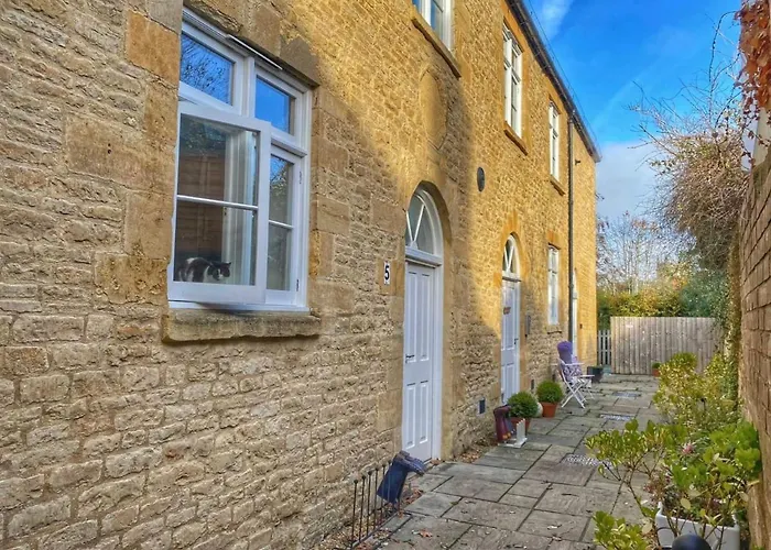 Cotswold Chapel, Sleeps Up To 5 In Kingsize Beds