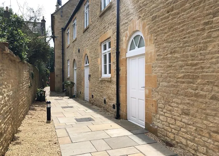 Cotswold Chapel, Sleeps Up To 5 In Kingsize Beds